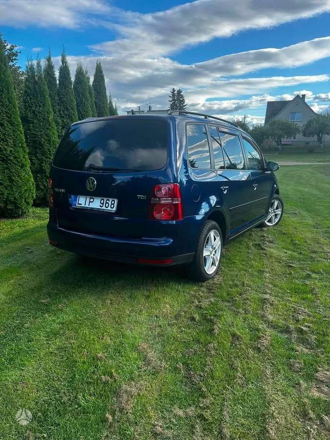 Volkswagen Touran 2010 — салон