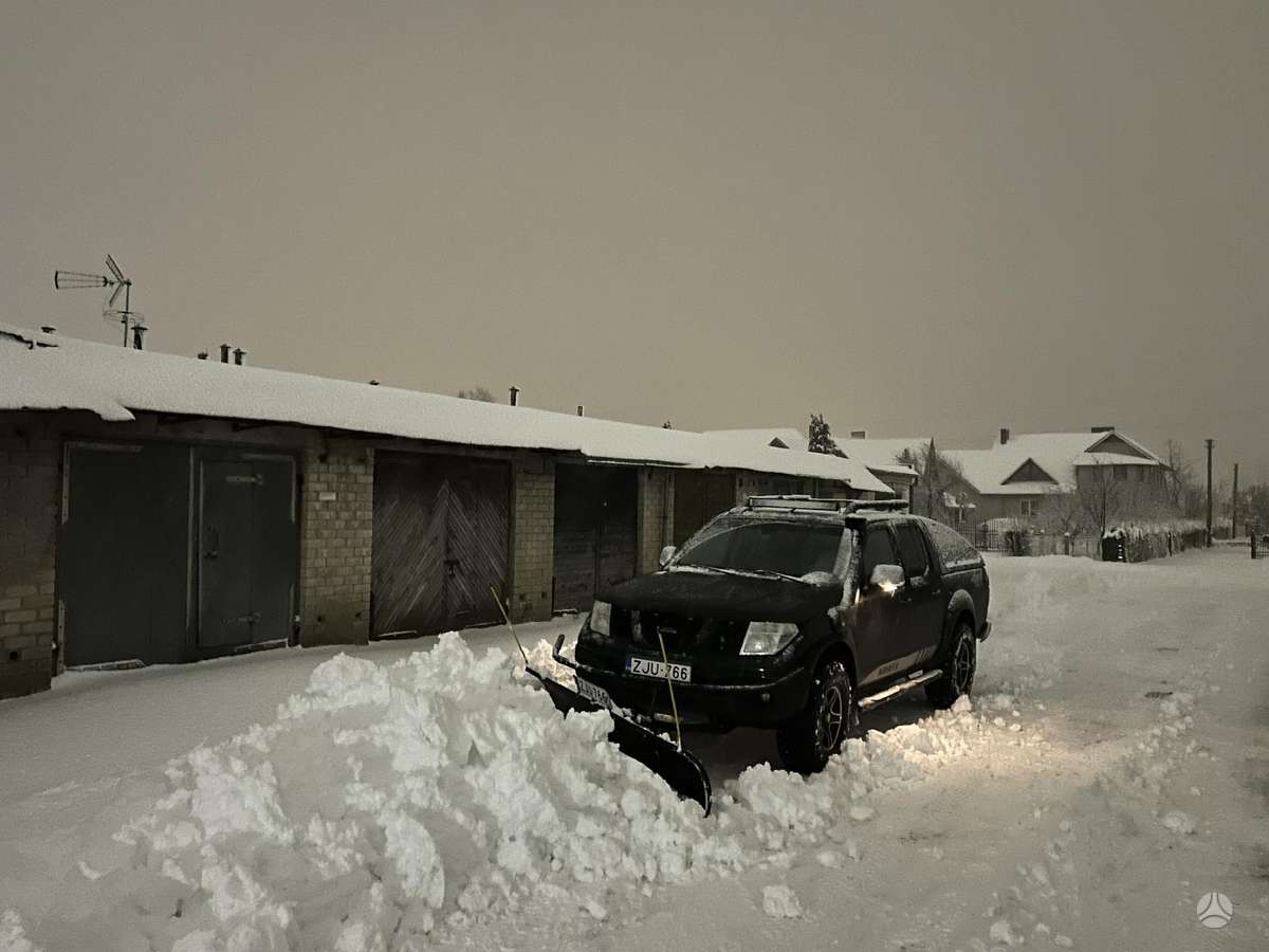 Nissan Navara 2008 — салон