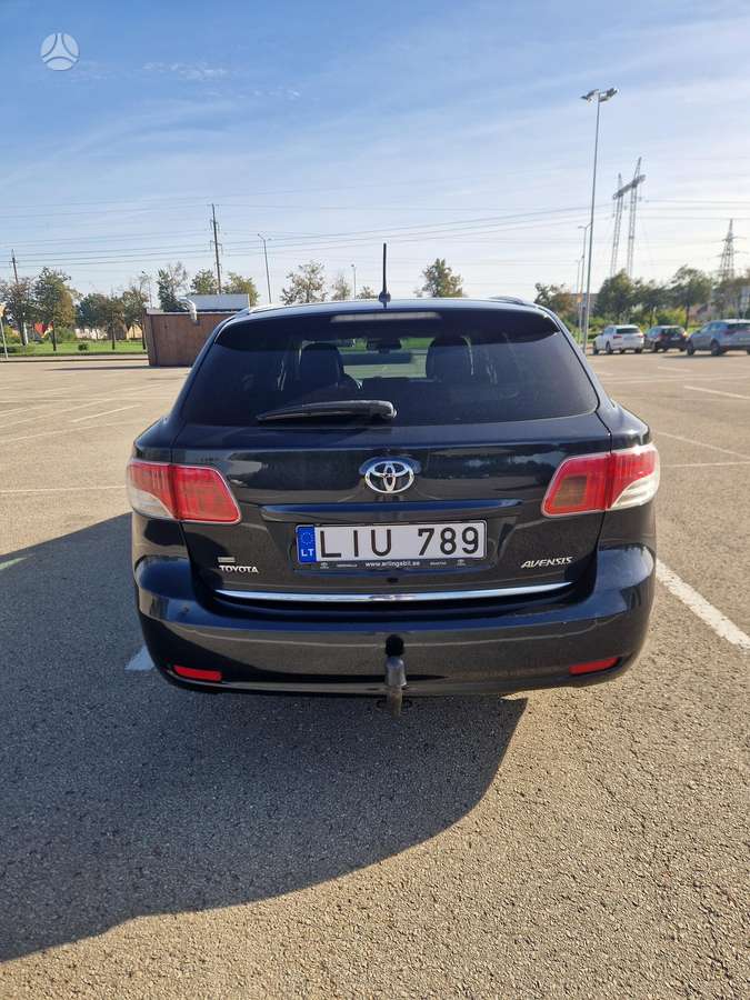 Toyota Avensis 2011 — rear view