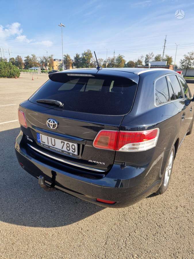 Toyota Avensis 2011 — interior