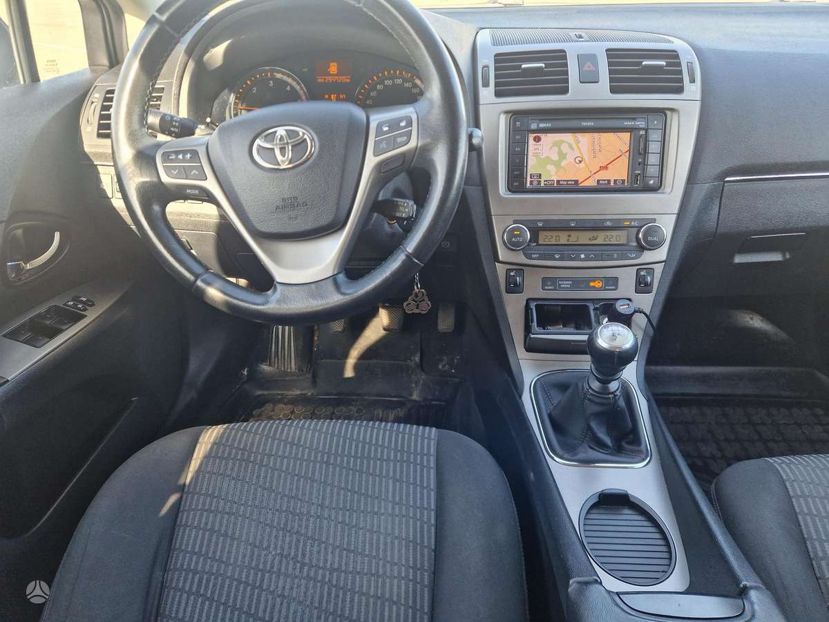 Toyota Avensis 2011 — photo 8