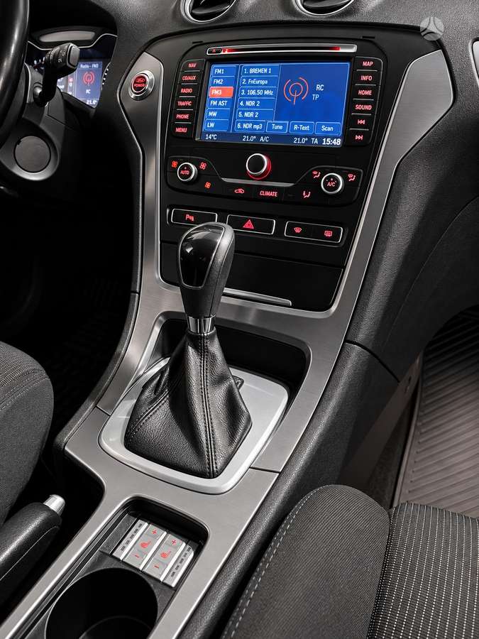 Ford Mondeo 2011 — interior