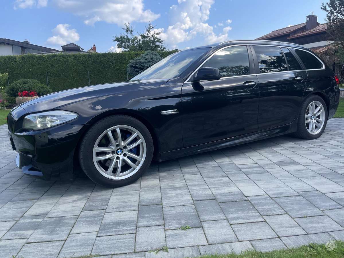 BMW 525 2010 — interior