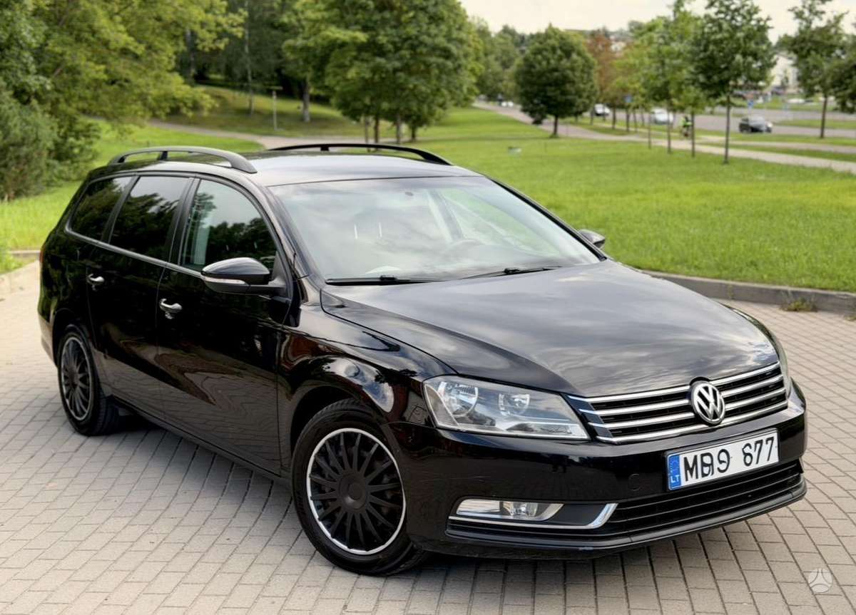 Volkswagen Passat 2012 — rear view