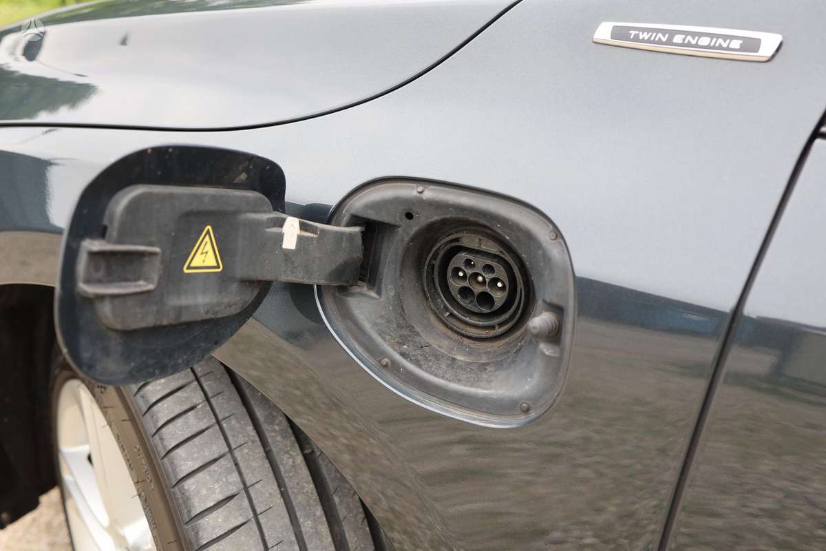 Volvo V60 2013 — photo 38