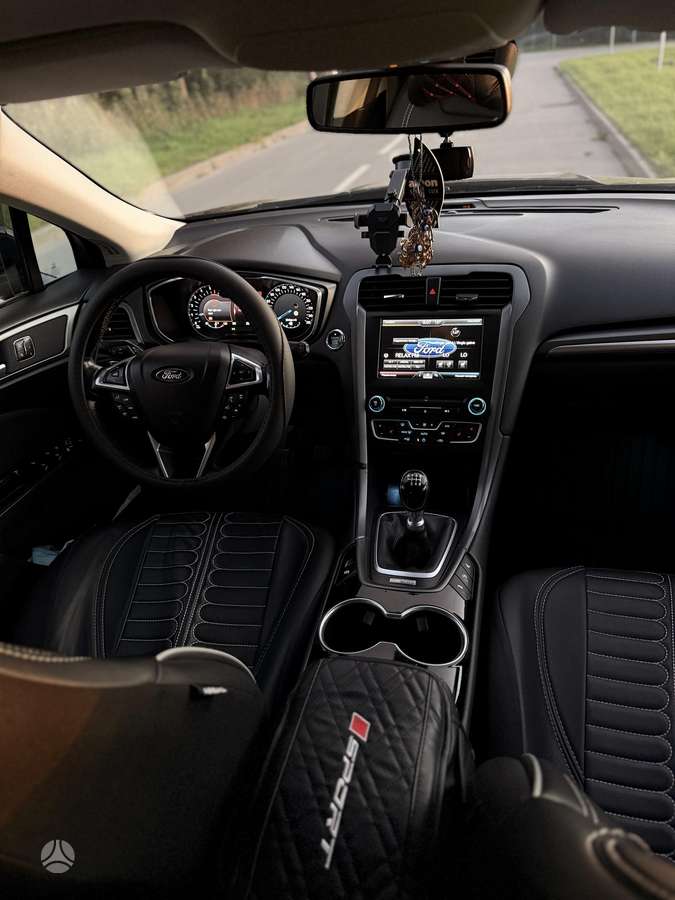 Ford Mondeo 2015 — вигляд ззаду
