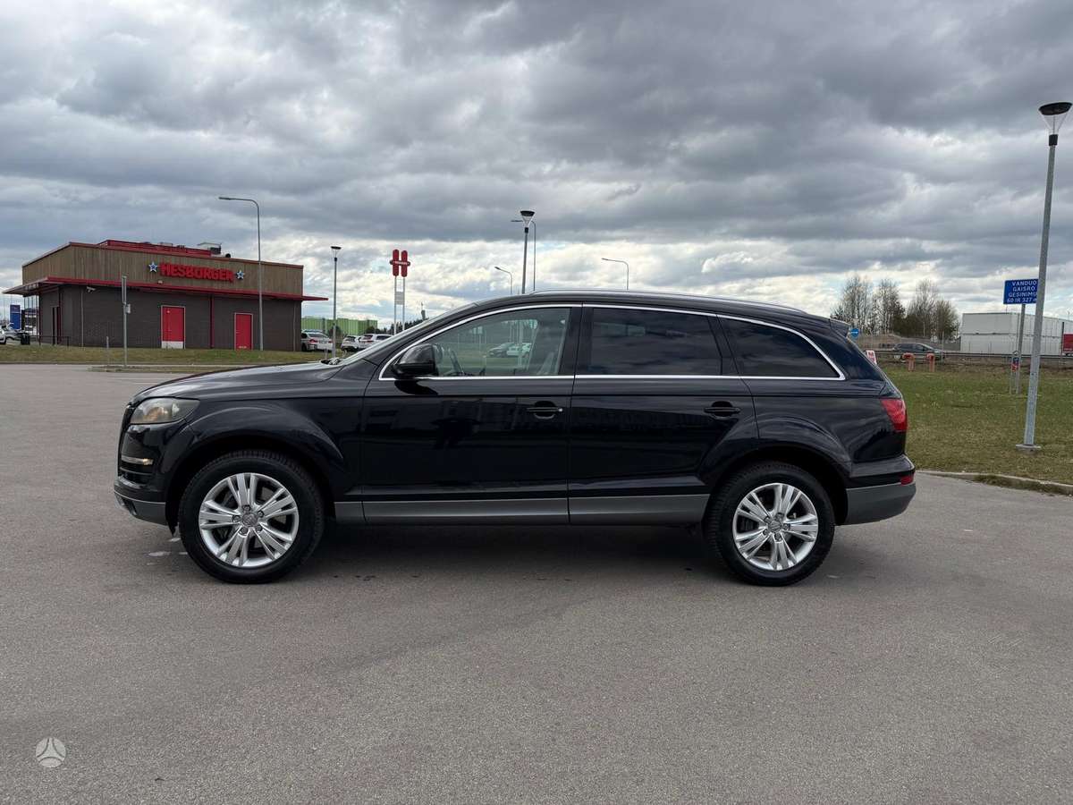 Audi Q7 2010 — салон