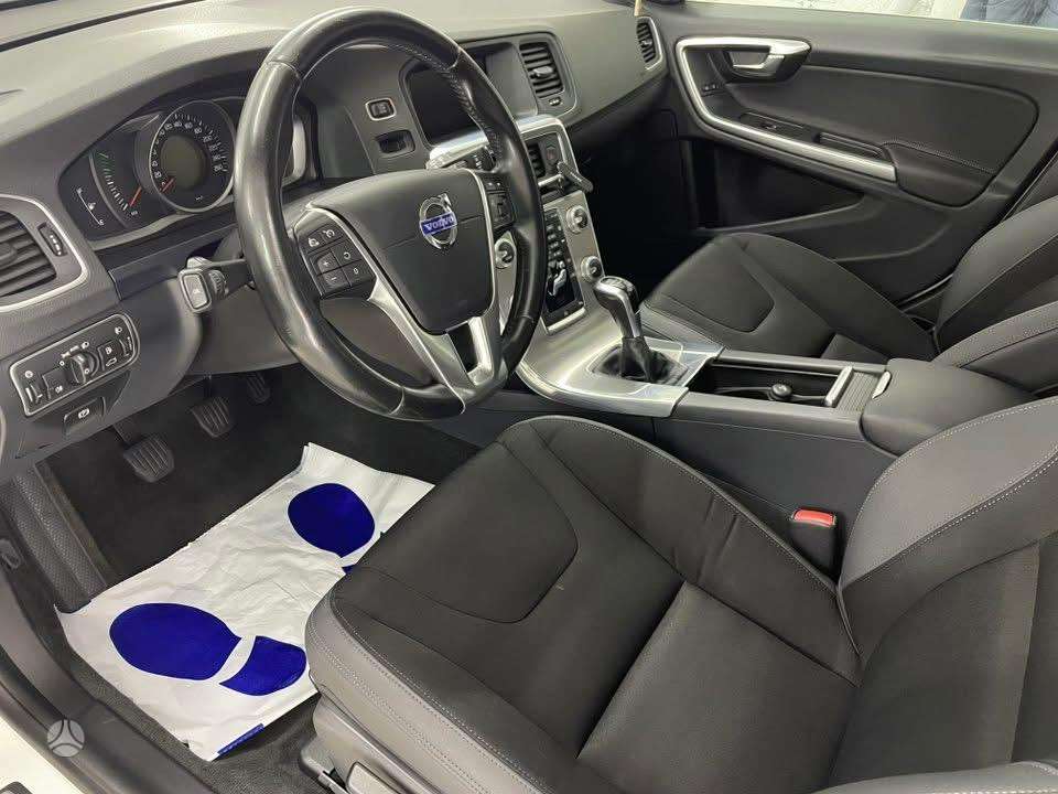 Volvo V60 2014 — photo 13