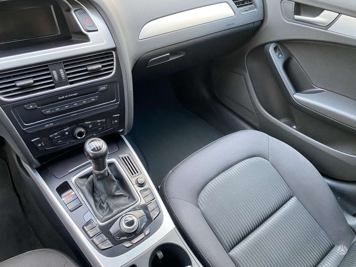 Audi A4 2009 — photo 8