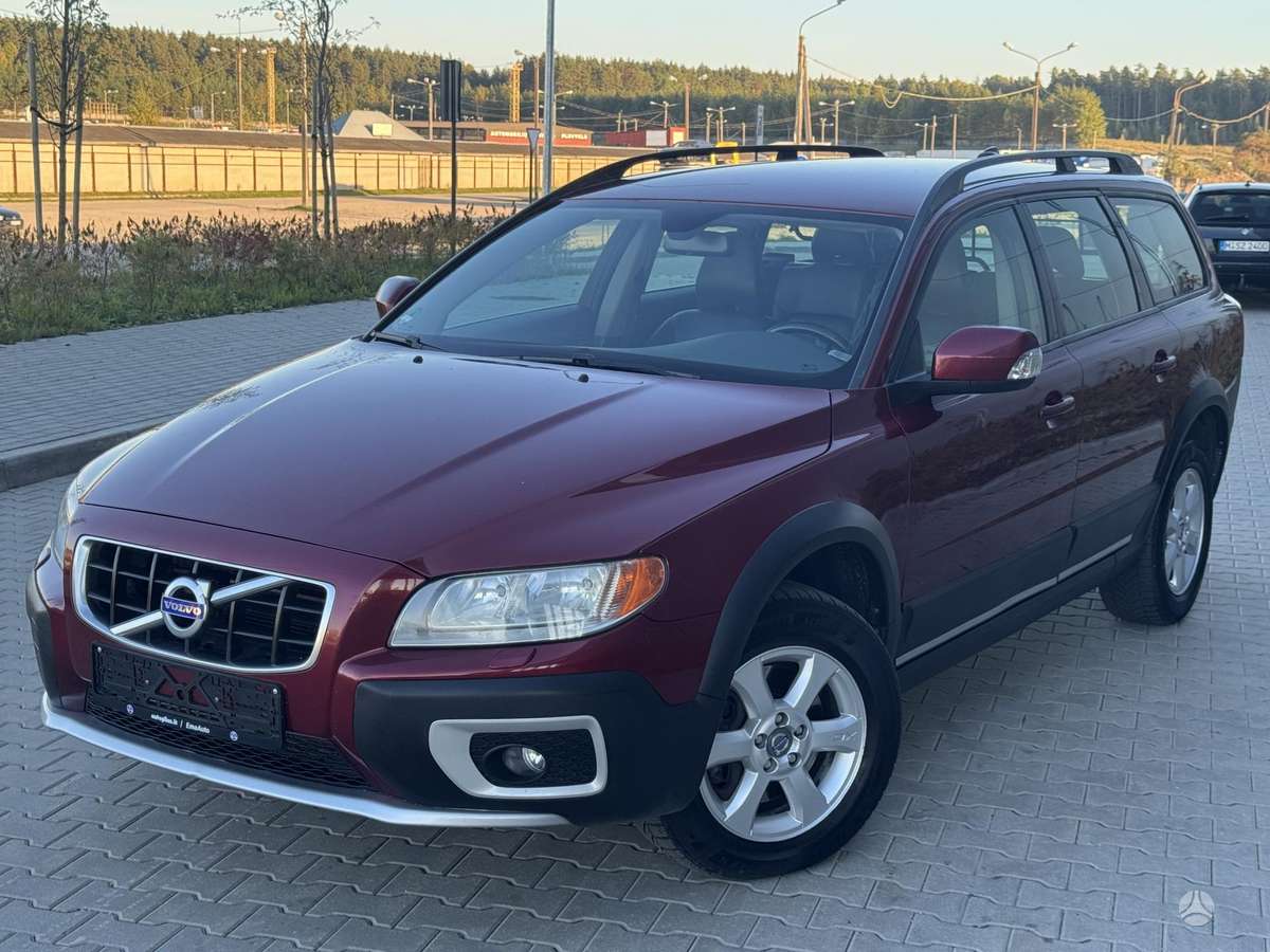 Volvo XC70 2010 — rear view