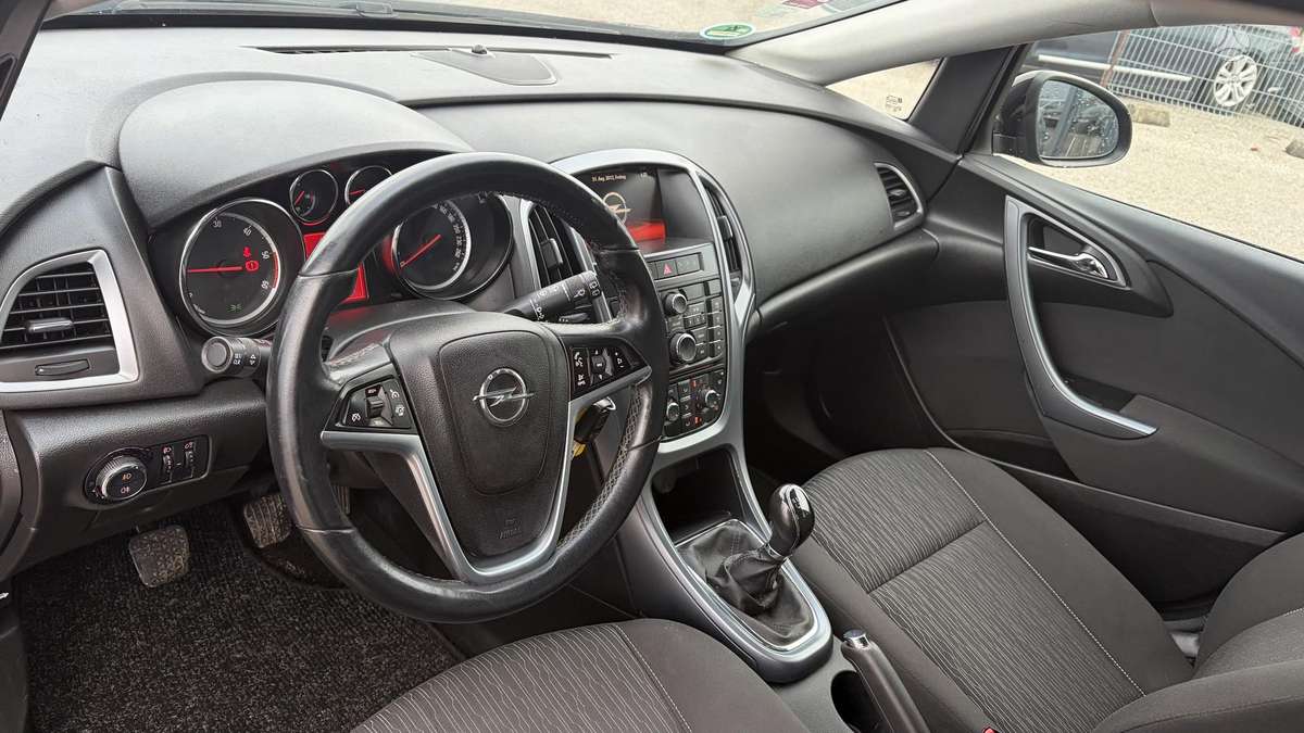 Opel Astra 2014 — photo 13