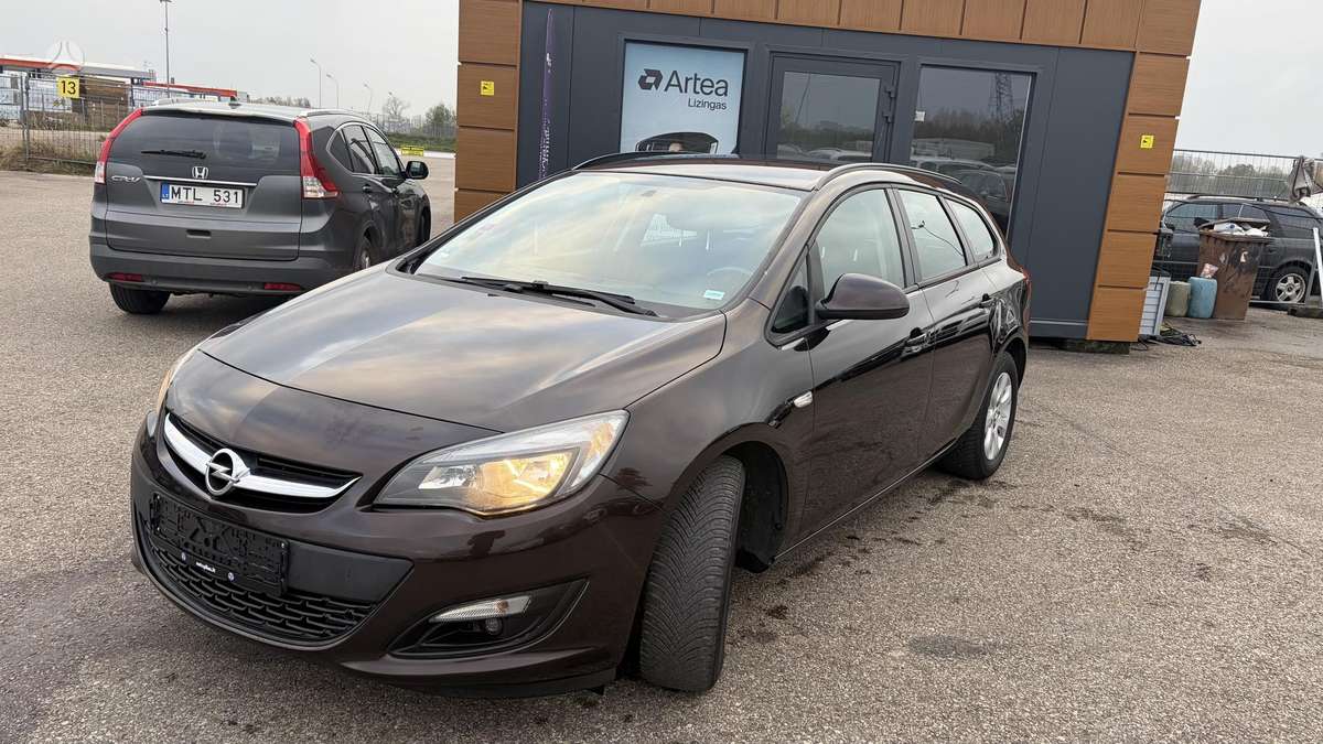Opel Astra 2014 — rear view