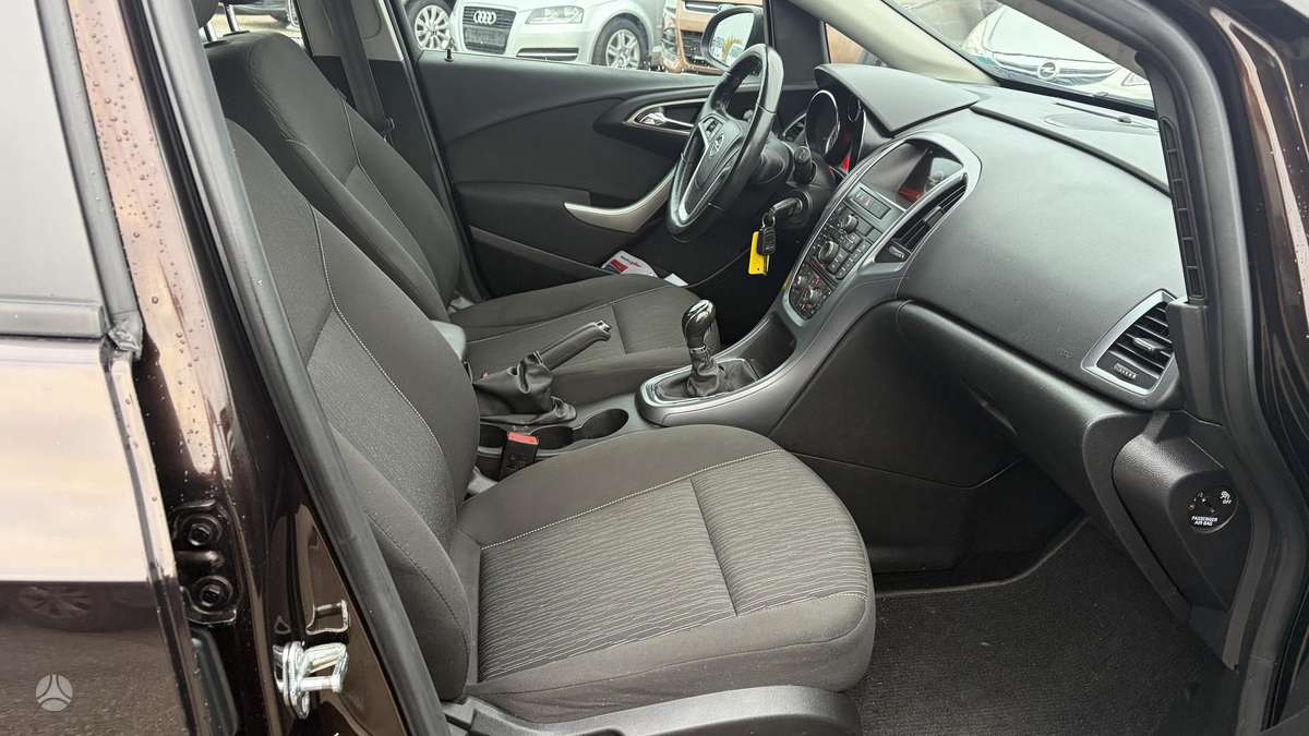 Opel Astra 2014 — photo 24
