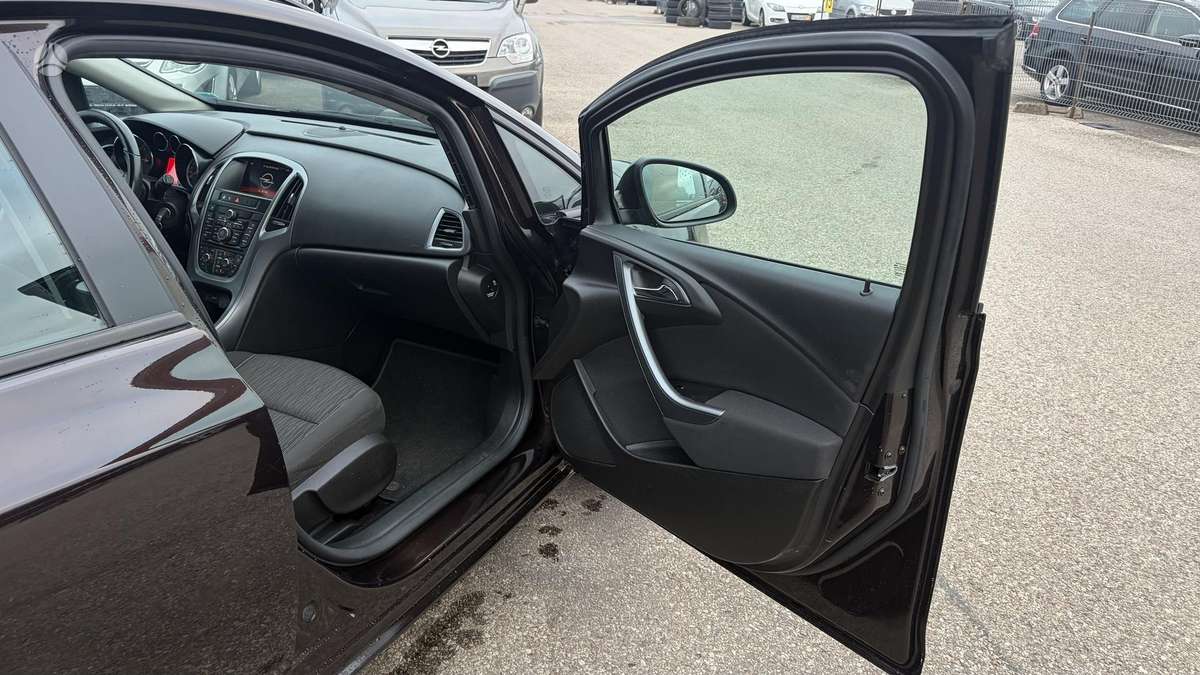 Opel Astra 2014 — photo 25