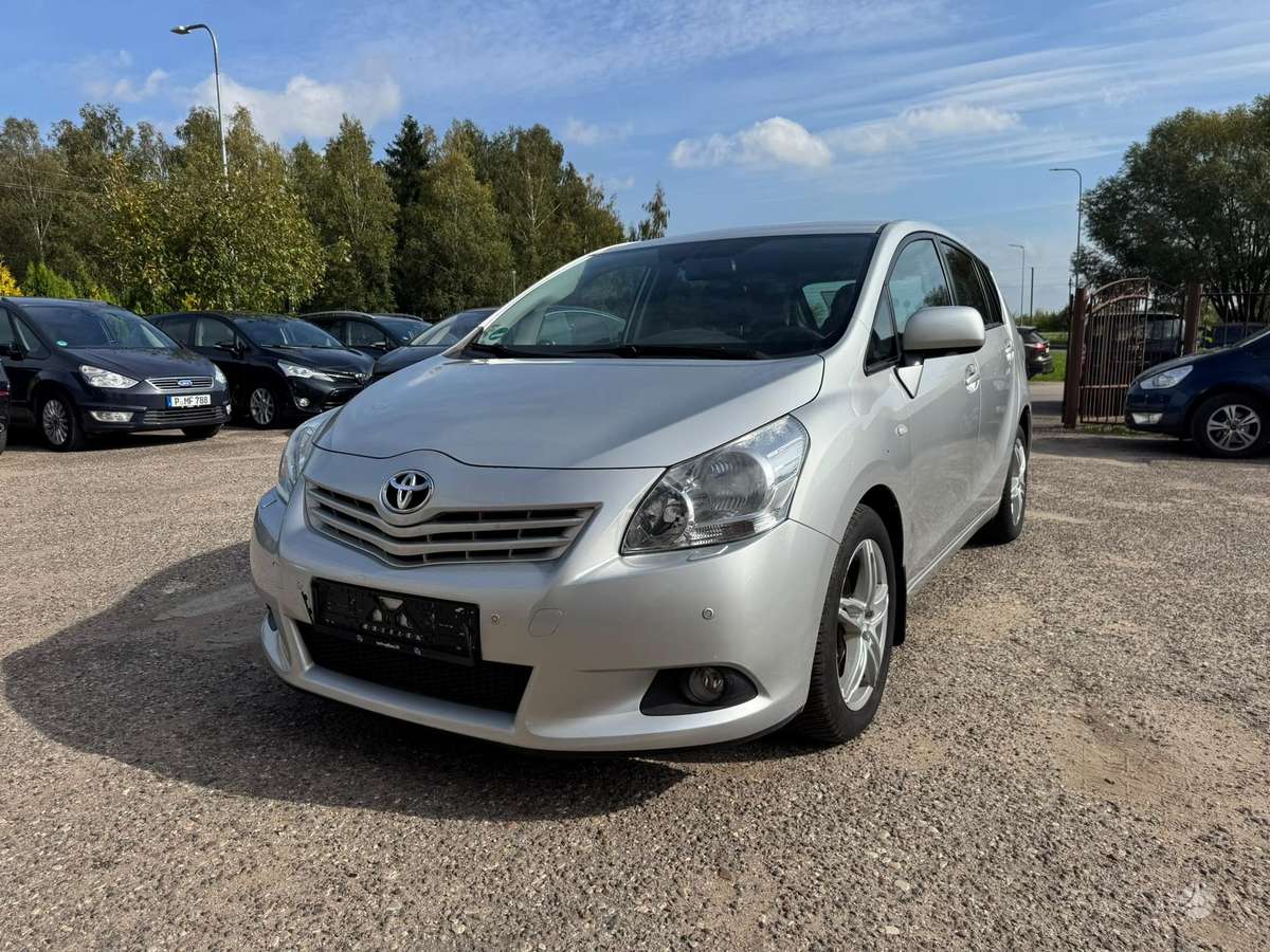 Toyota Verso 2012 — вигляд ззаду