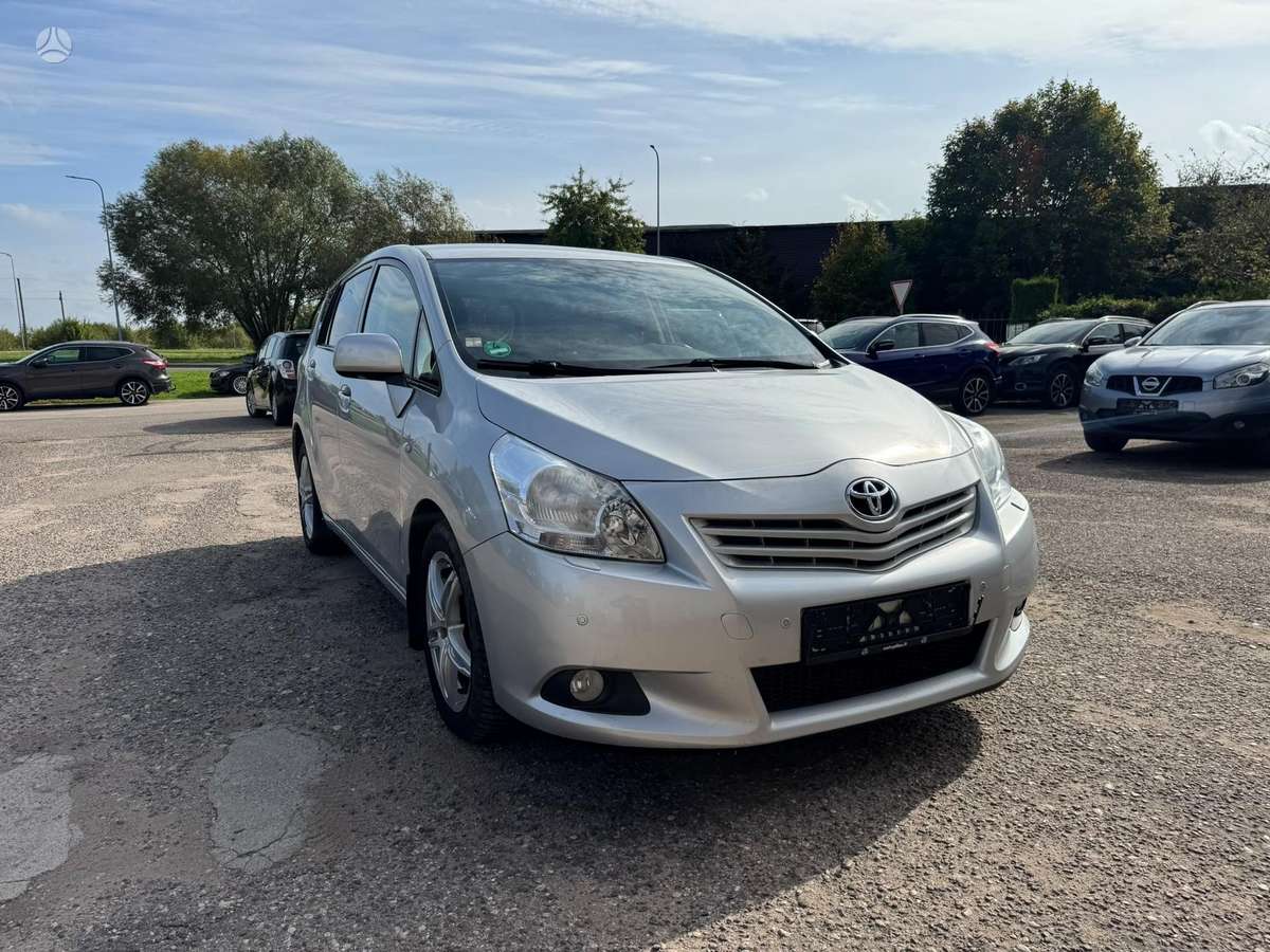 Toyota Verso 2012 — салон