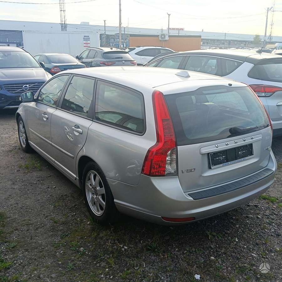 Volvo V50 2011 — interior