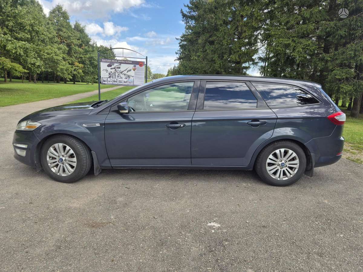 Ford Mondeo 2012 — вигляд ззаду