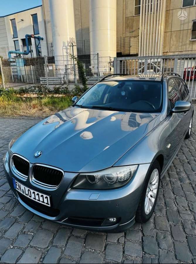 BMW 320 2009 — вигляд ззаду