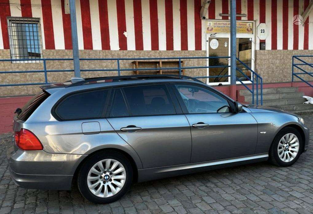 BMW 320 2009 — салон
