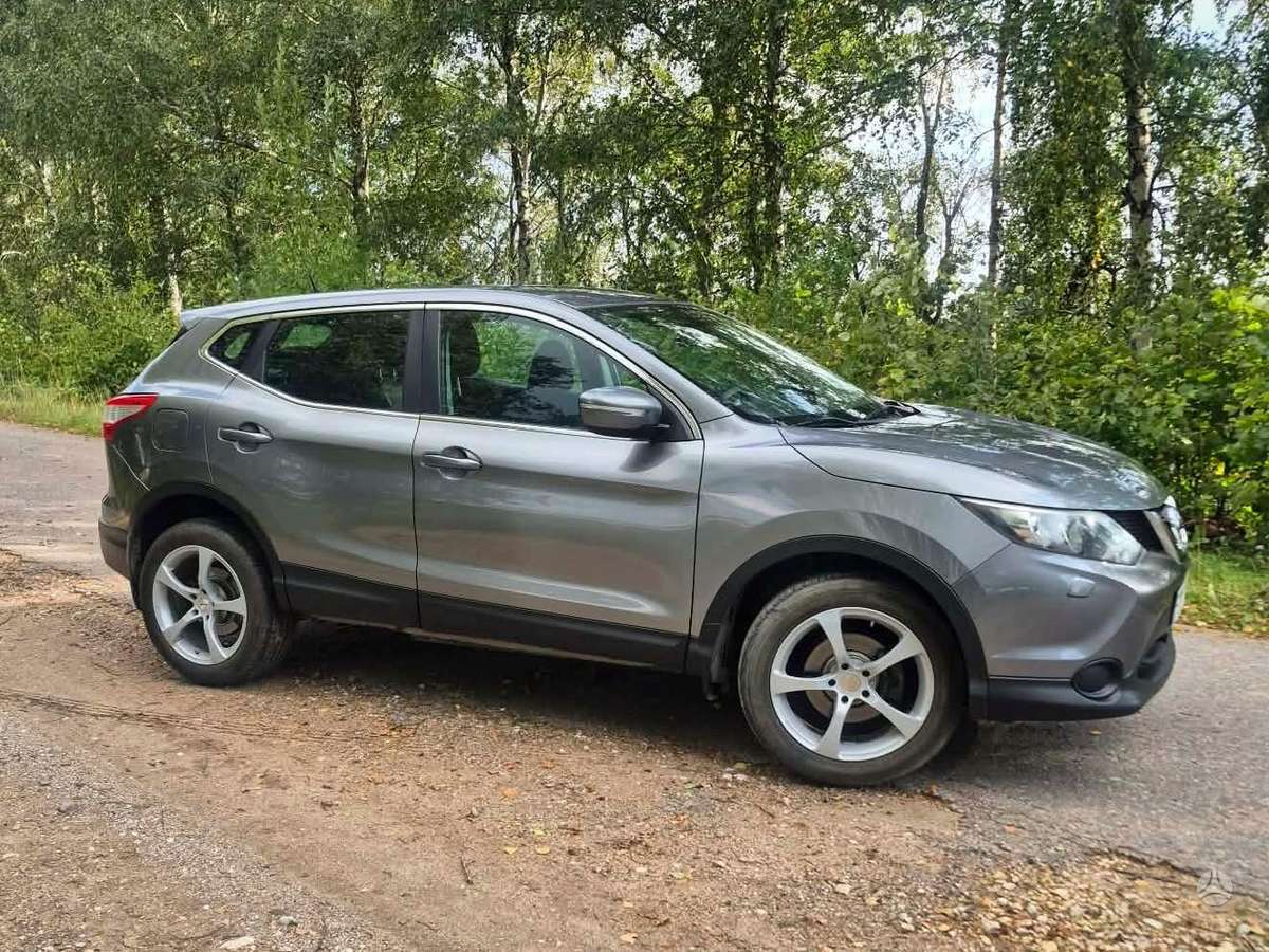 Nissan Qashqai 2014 — rear view