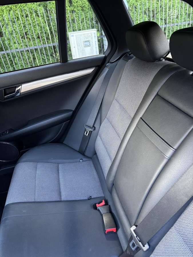 Mercedes-Benz C350 2010 — photo 10