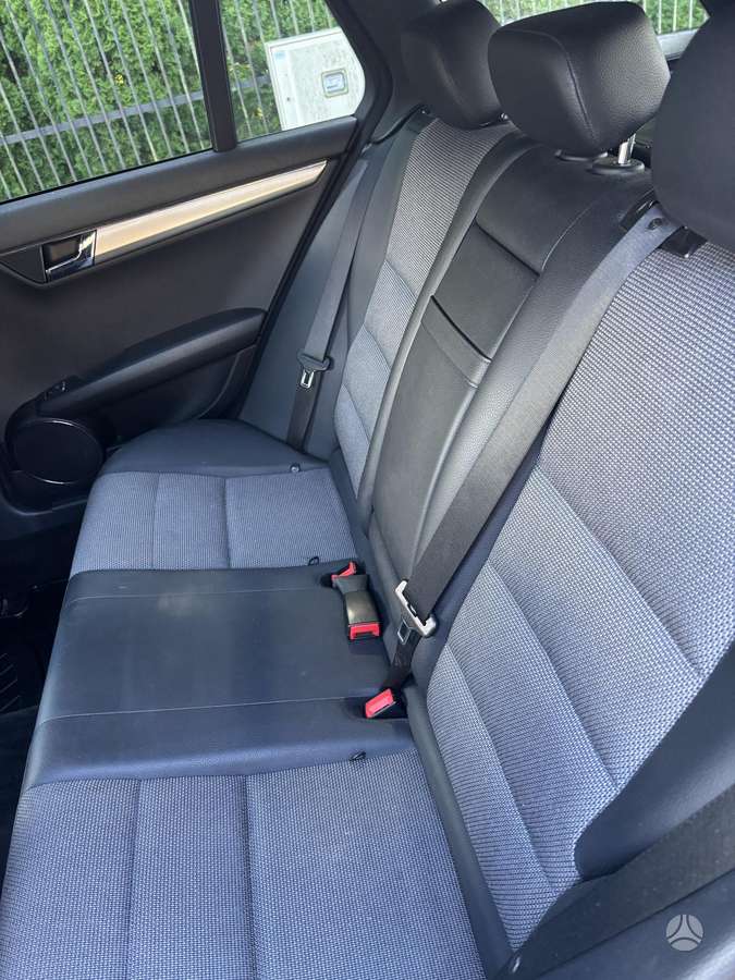 Mercedes-Benz C350 2010 — photo 11