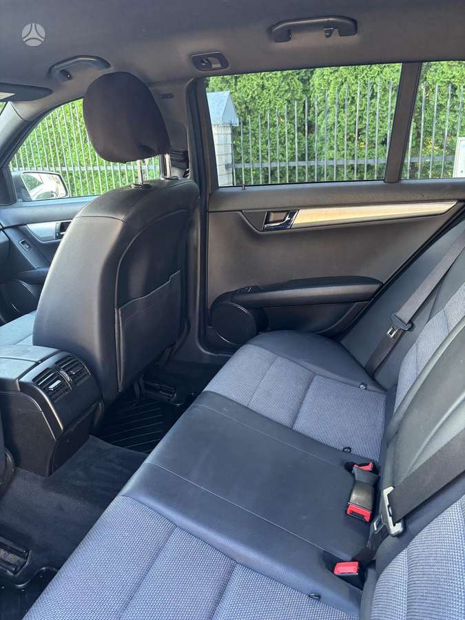 Mercedes-Benz C350 2010 — photo 12