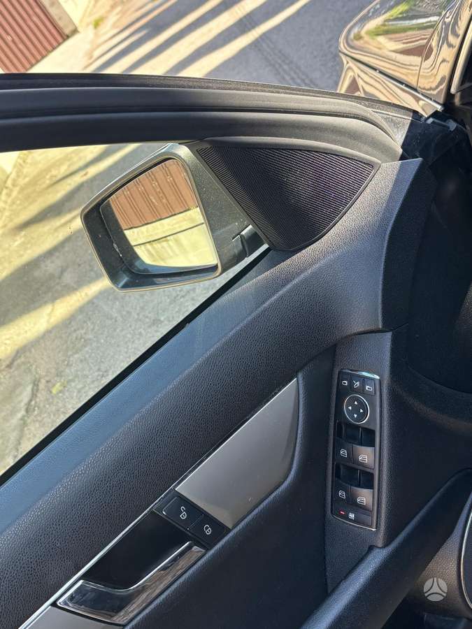 Mercedes-Benz C350 2010 — photo 13