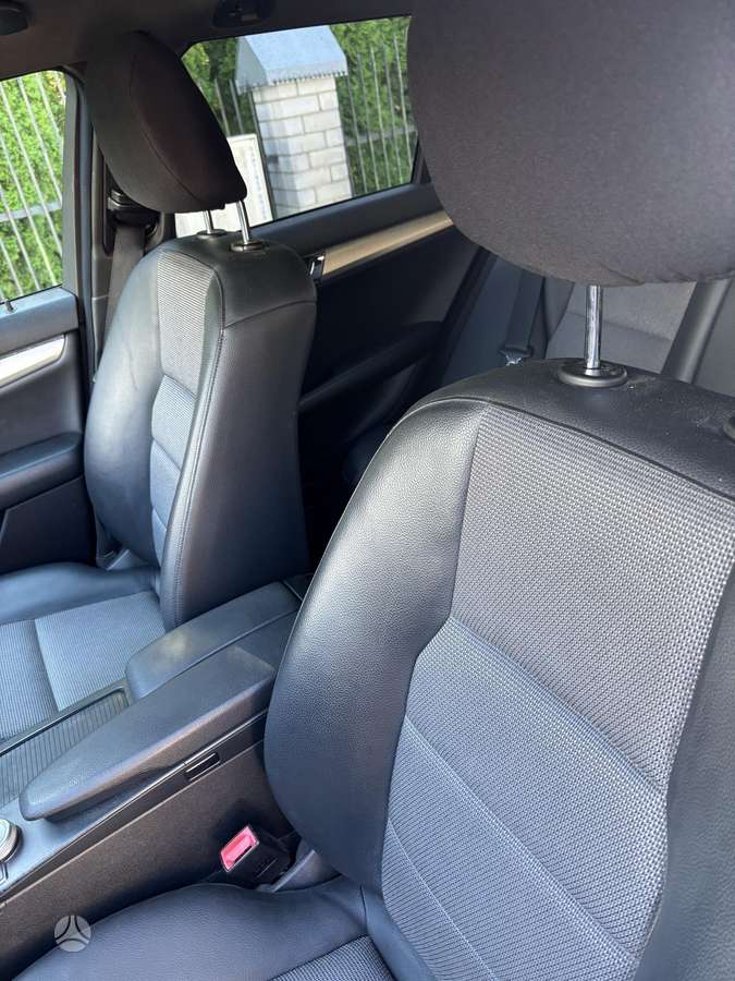 Mercedes-Benz C350 2010 — photo 14