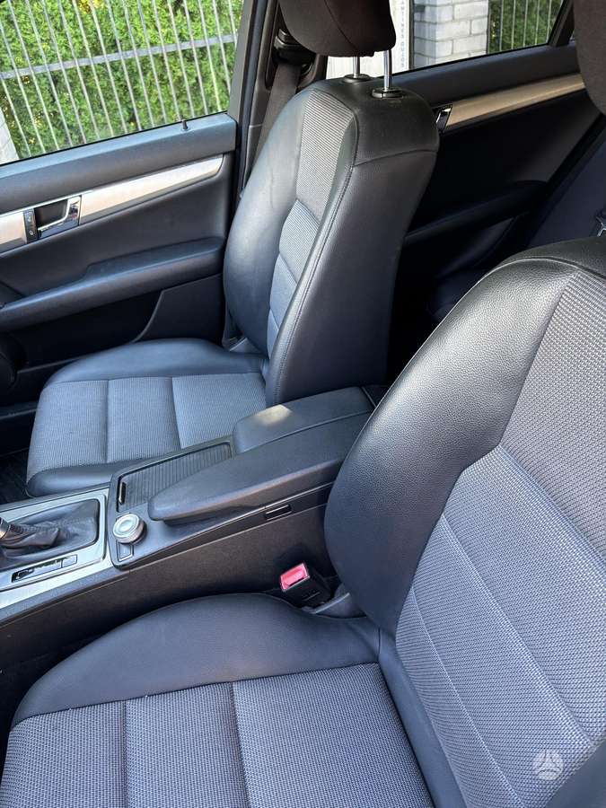Mercedes-Benz C350 2010 — photo 15