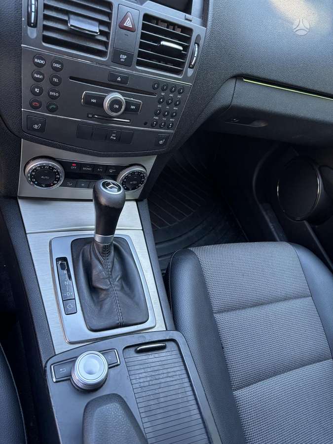 Mercedes-Benz C350 2010 — photo 17