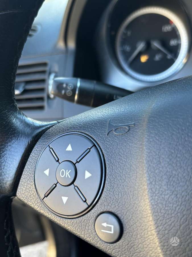 Mercedes-Benz C350 2010 — photo 19