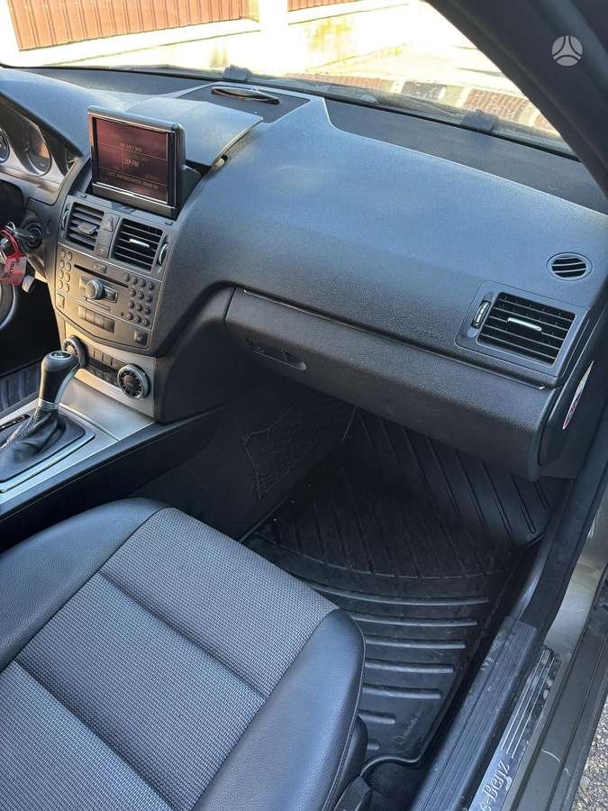 Mercedes-Benz C350 2010 — photo 24