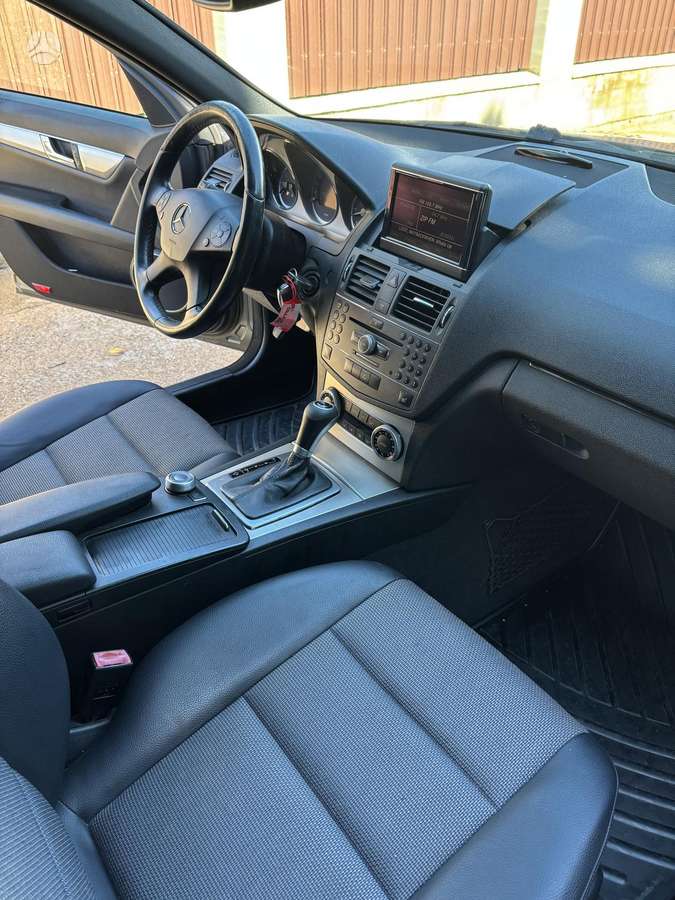 Mercedes-Benz C350 2010 — photo 25