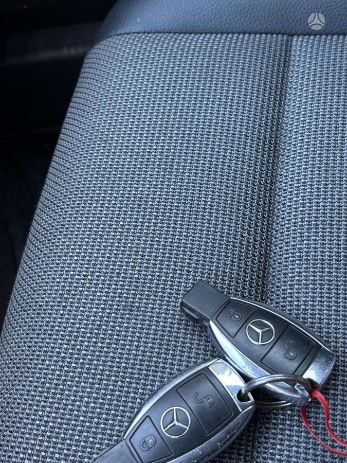 Mercedes-Benz C350 2010 — photo 26
