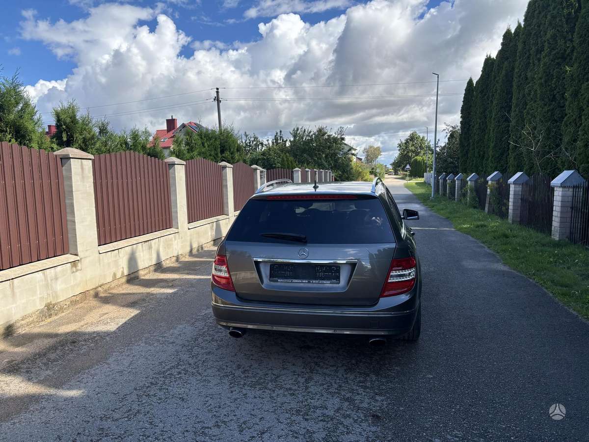 Mercedes-Benz C350 2010 — photo 8
