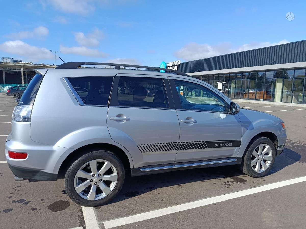 Mitsubishi Outlander 2012 — rear view