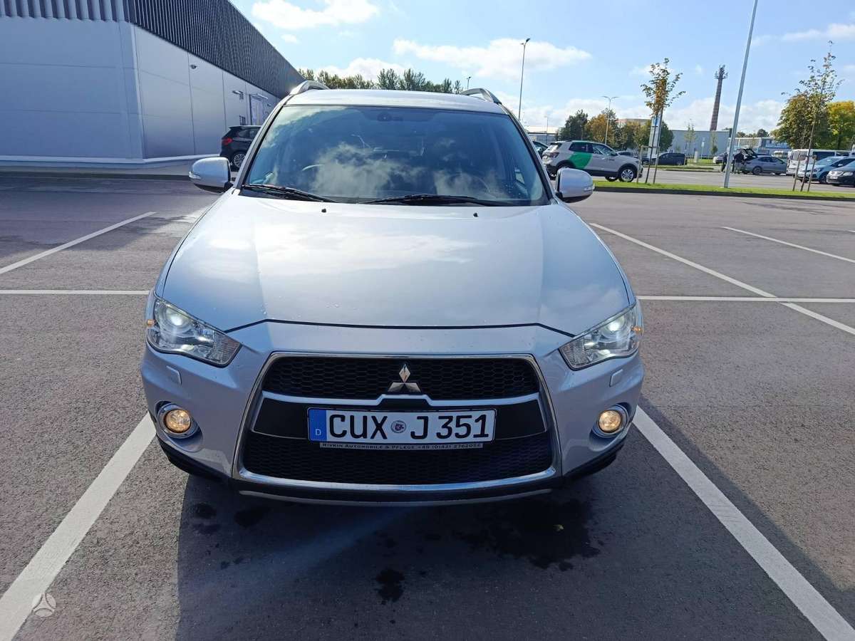 Mitsubishi Outlander 2012 — interior