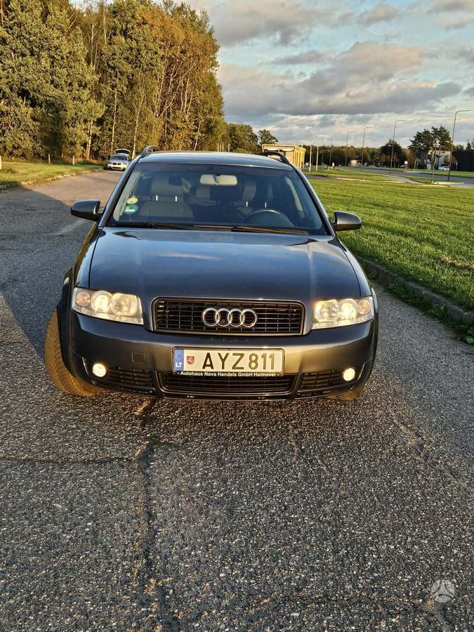 Audi A4 2004 — салон