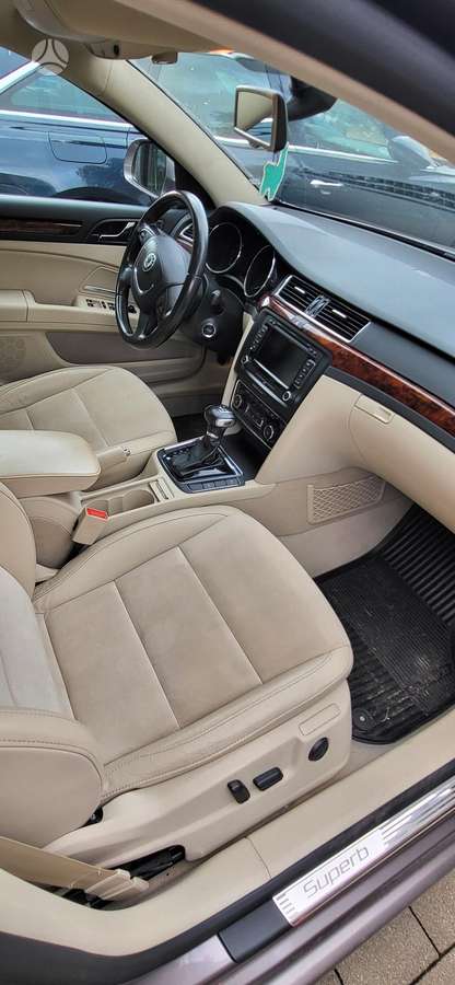 Skoda Superb 2011 — rear view