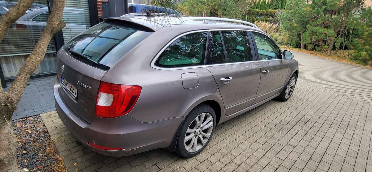 Skoda Superb 2011 — interior