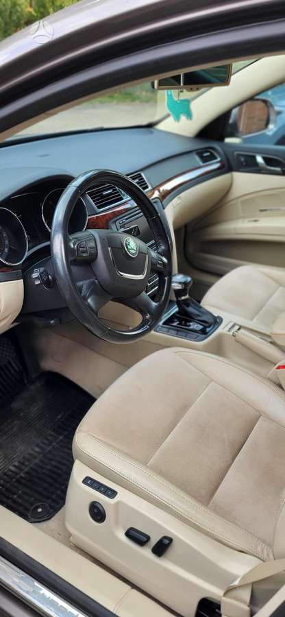 Skoda Superb 2011 — photo 9