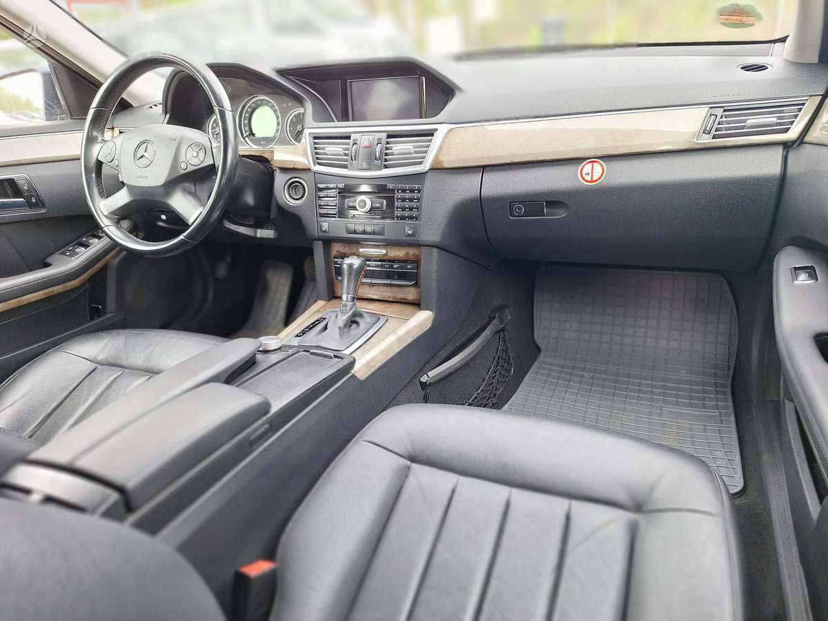 Mercedes-Benz E220 2010 — photo 14