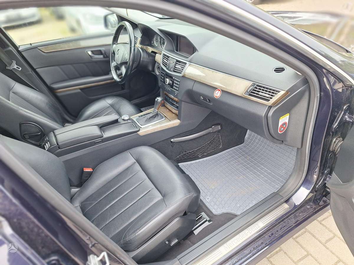 Mercedes-Benz E220 2010 — photo 15