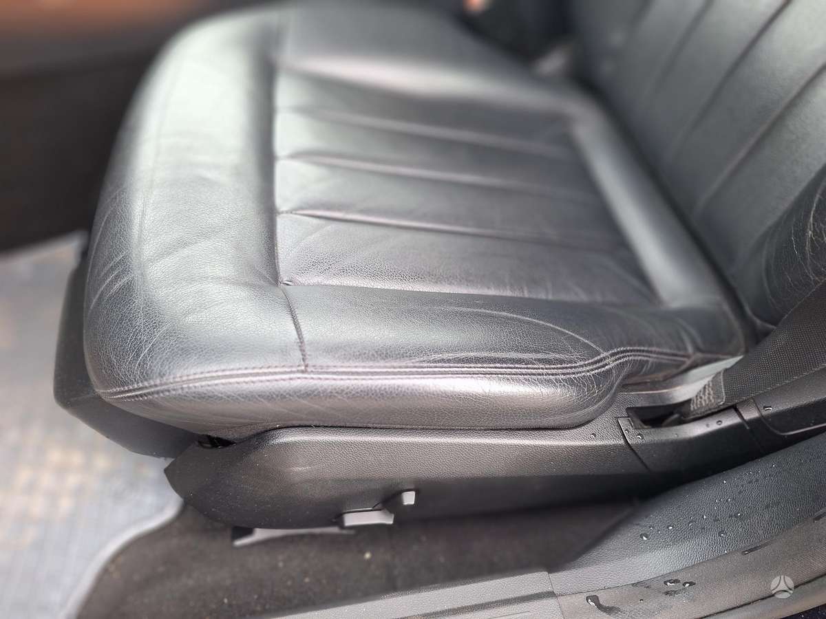 Mercedes-Benz E220 2010 — photo 16