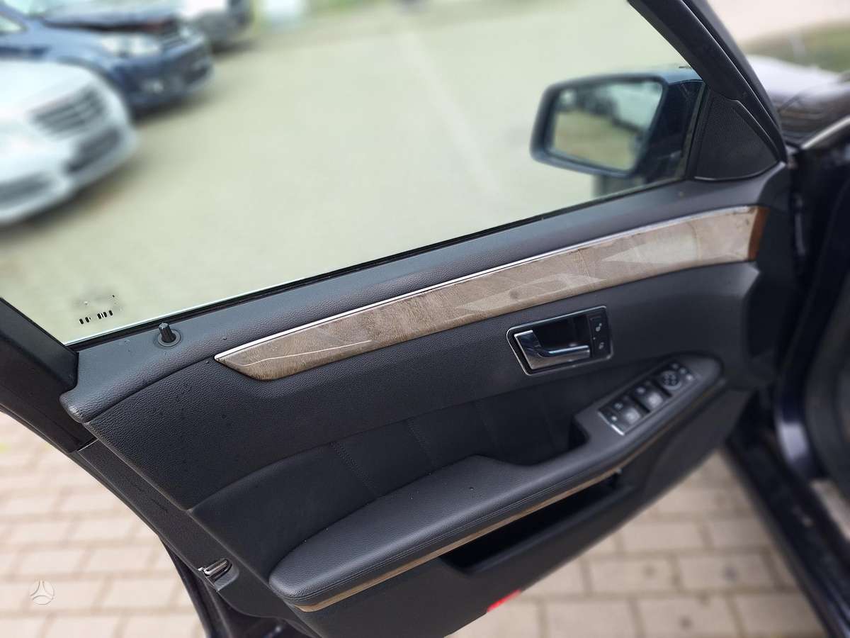 Mercedes-Benz E220 2010 — photo 17