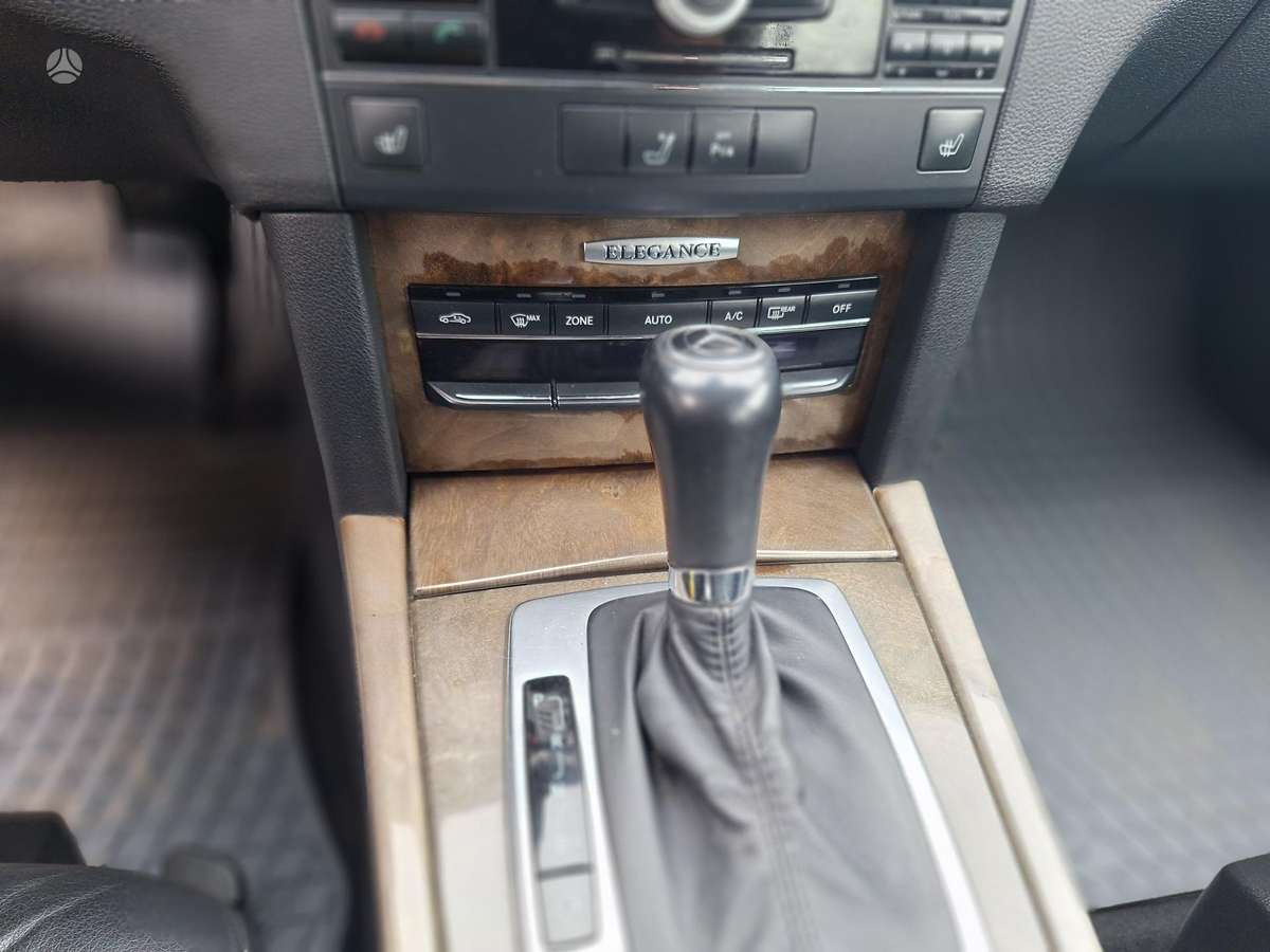 Mercedes-Benz E220 2010 — photo 19