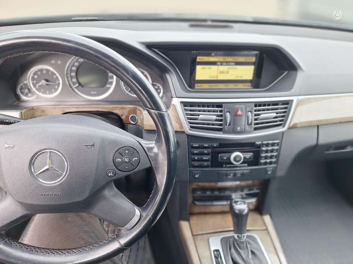 Mercedes-Benz E220 2010 — photo 20