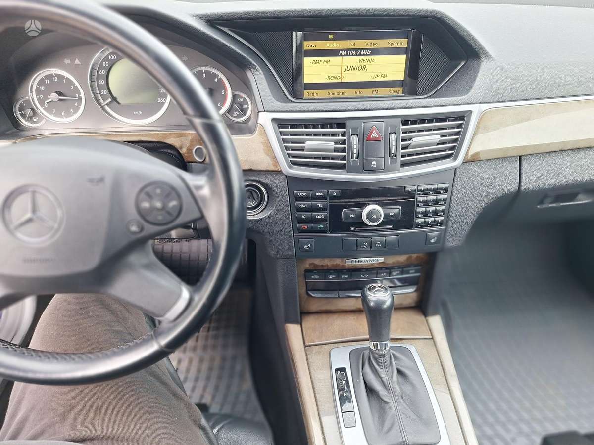 Mercedes-Benz E220 2010 — photo 21